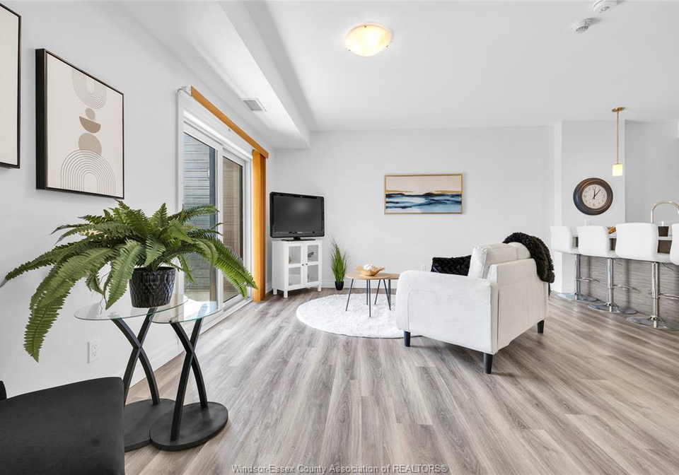 728-brownstone-lakeshore-ontario-26013360