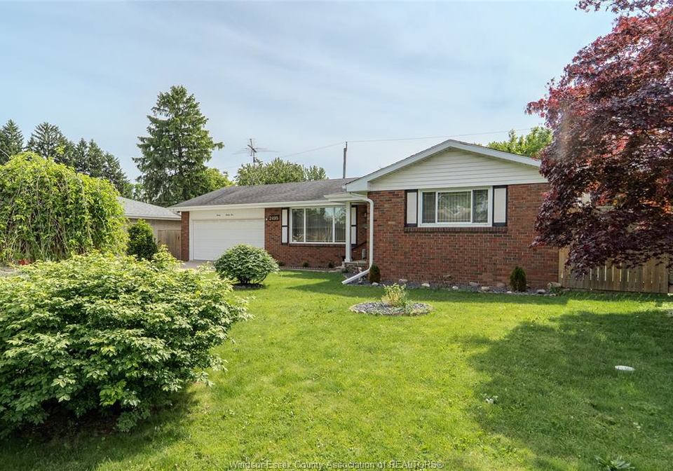 2495-mckay-windsor-ontario-26013390
