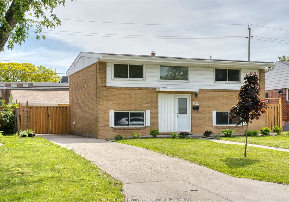 962-watson-windsor-ontario-26013402
