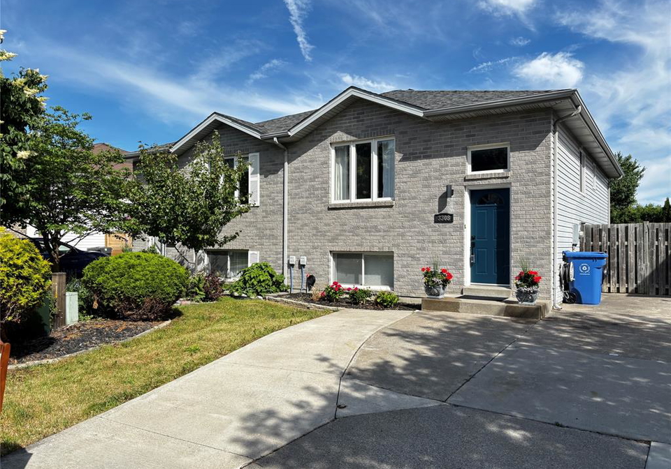 3308-candlewood-crescent-windsor-ontario-26013424