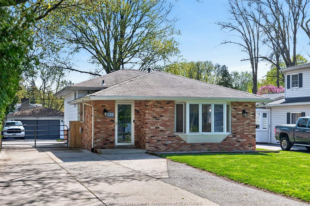 226-edgewater-boulevard-tecumseh-ontario-26013441