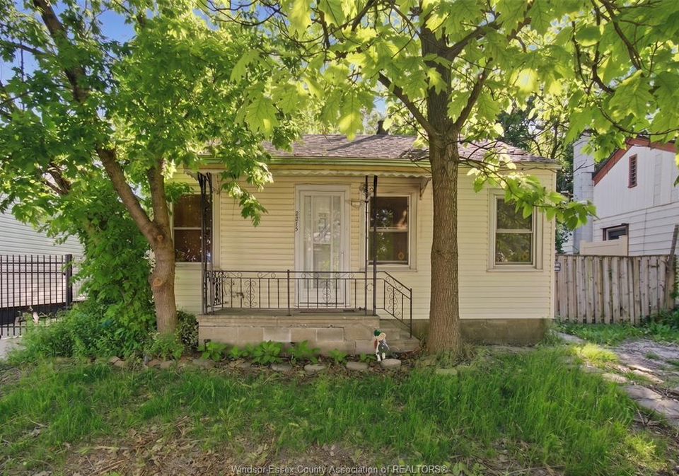2215-forest-avenue-windsor-ontario-26013447