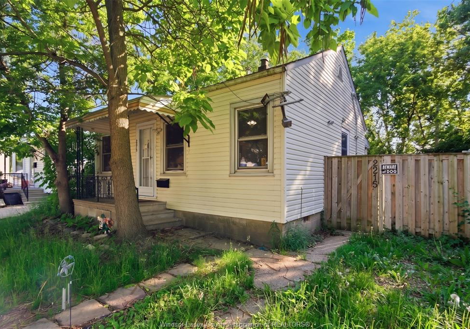 2215-forest-avenue-windsor-ontario-26013447