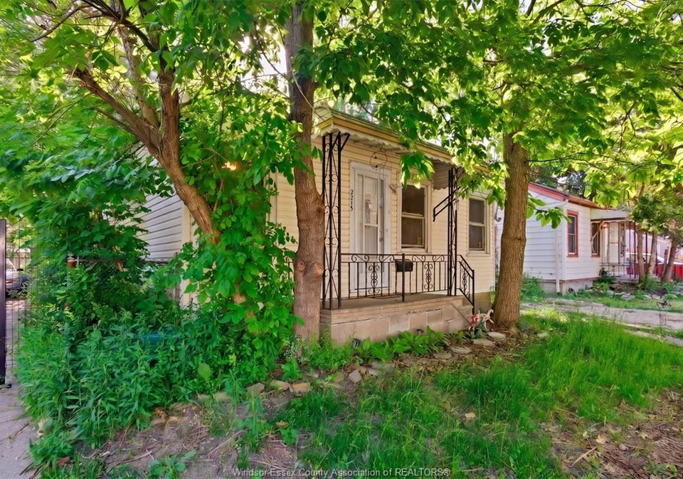 2215-forest-avenue-windsor-ontario-26013447