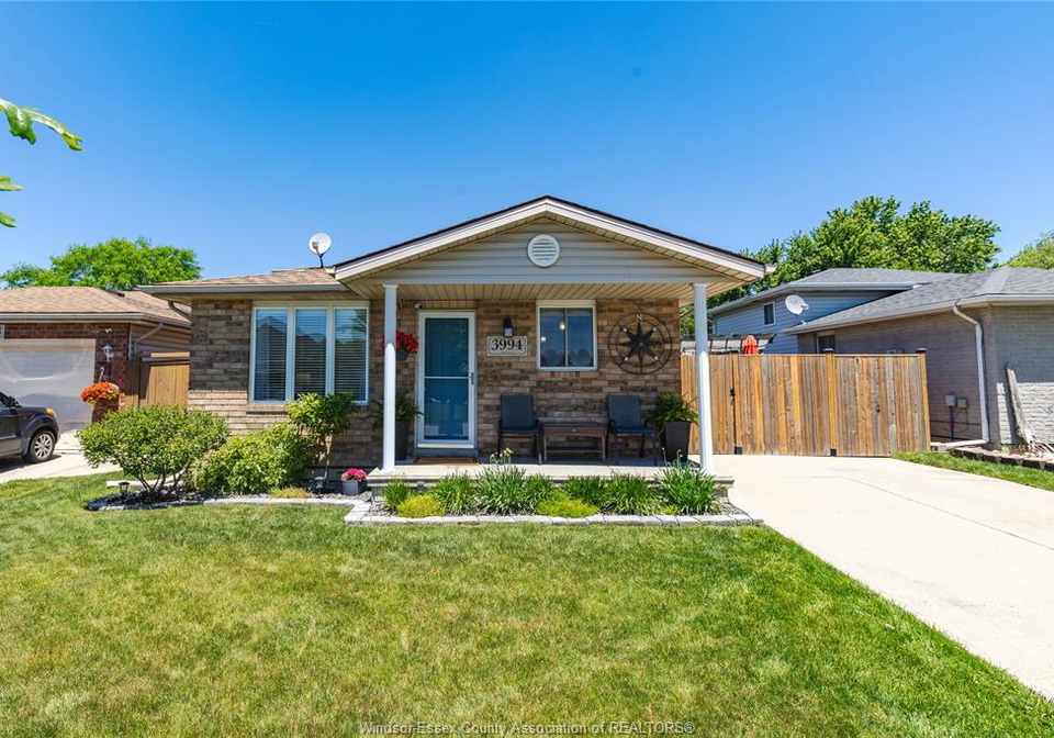 3994-maple-leaf-windsor-ontario-26013451