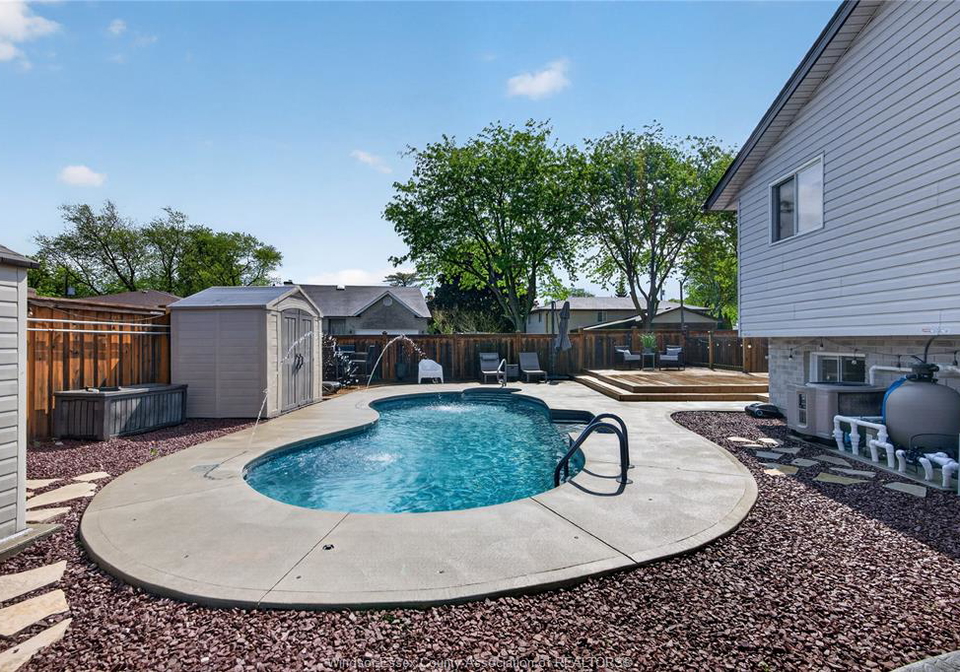 8492-jerome-windsor-ontario-26013474