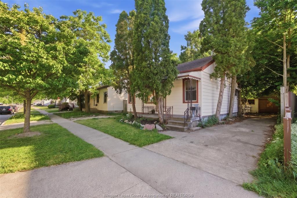 2209-forest-windsor-ontario-26013500
