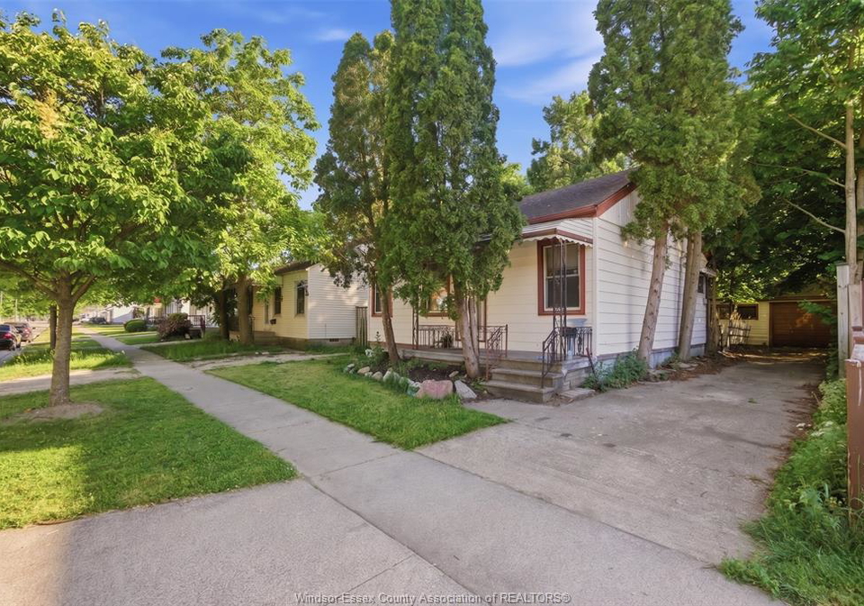 2209-forest-windsor-ontario-26013500