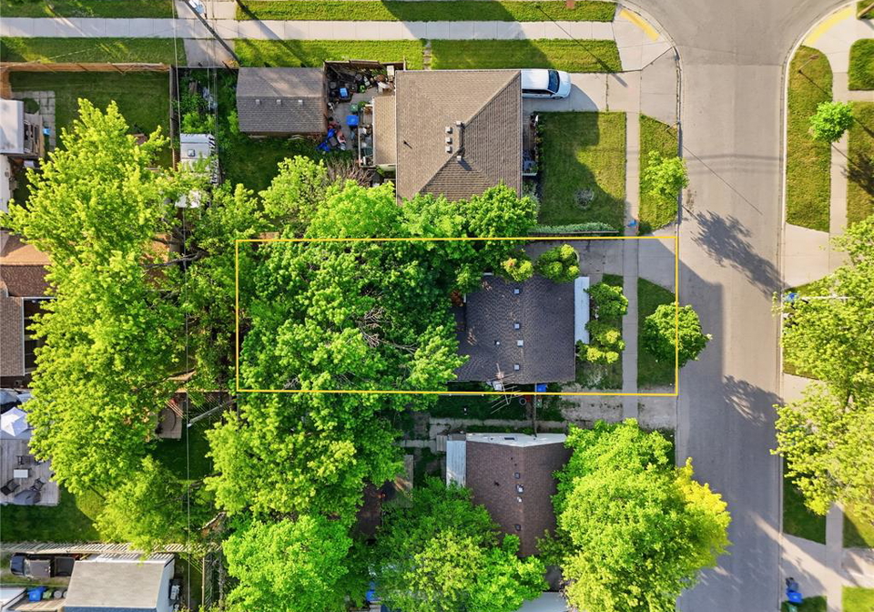 2209-forest-windsor-ontario-26013500