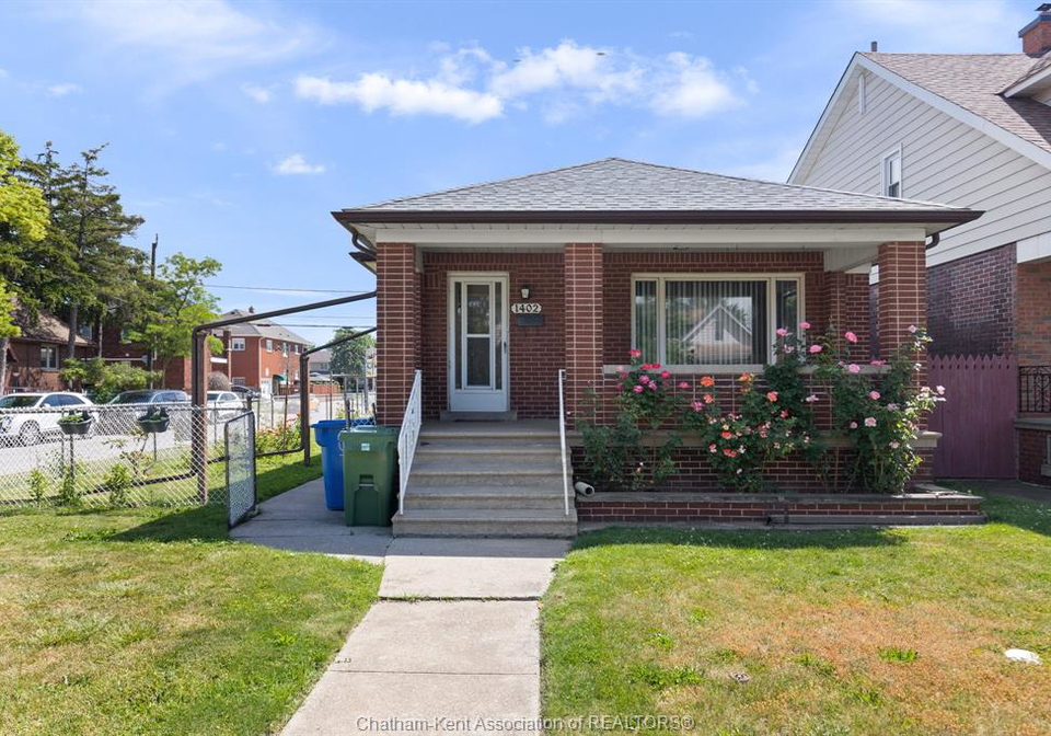 1402-elsmere-avenue-windsor-ontario-26013595