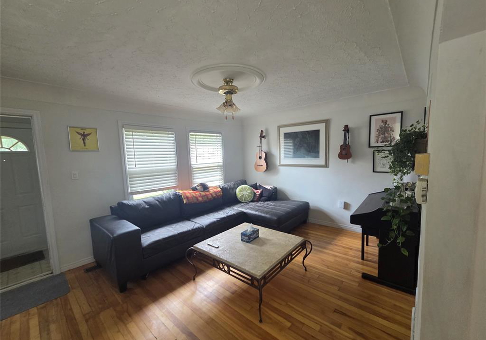 3425-harris-windsor-ontario-26013716