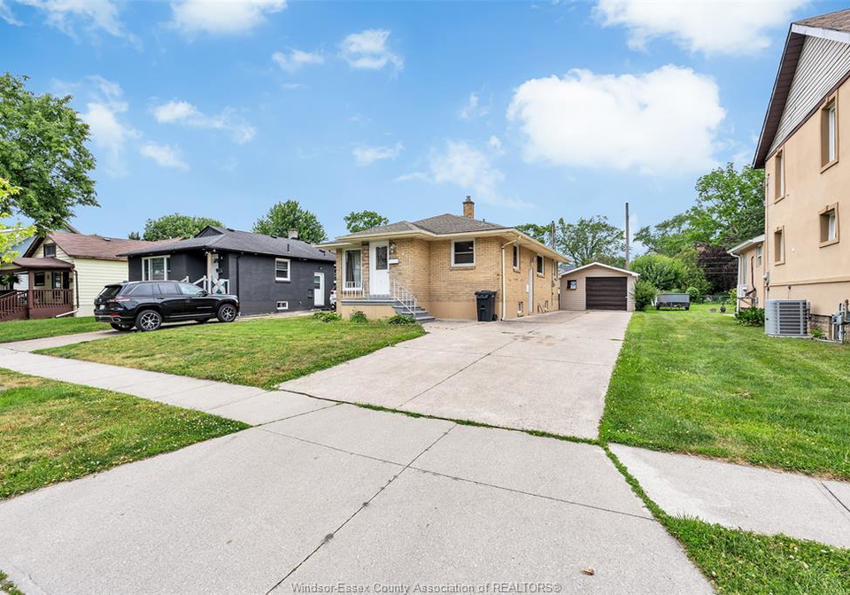 823-jos-janisse-avenue-windsor-ontario-26013745