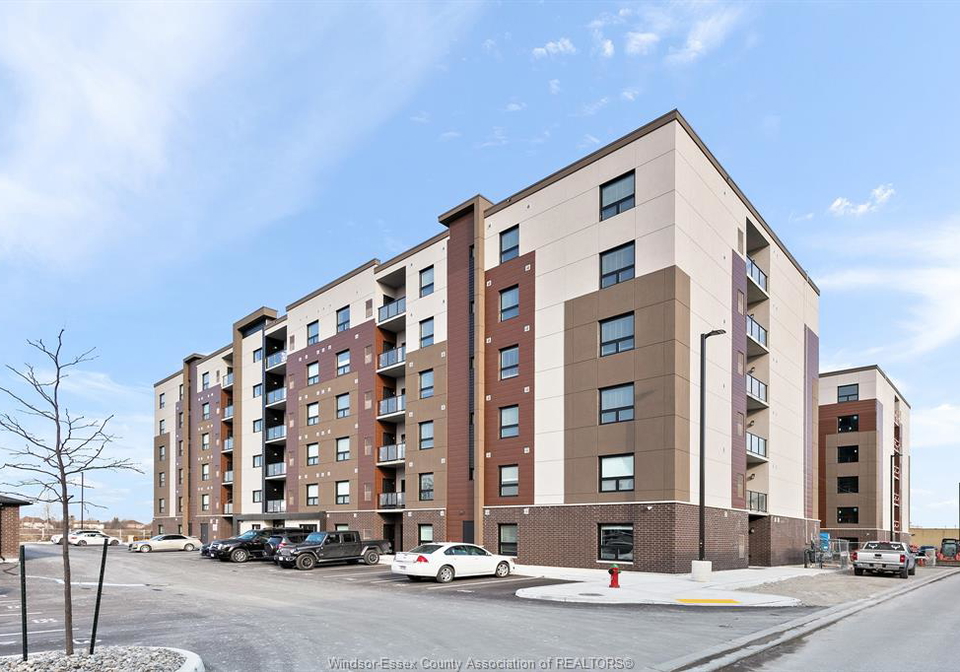 716-brownstone-tecumseh-ontario-26013836