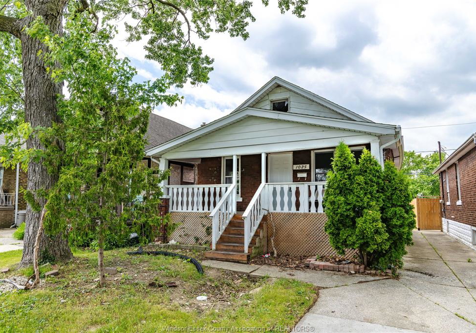 1025-curry-windsor-ontario-26013880