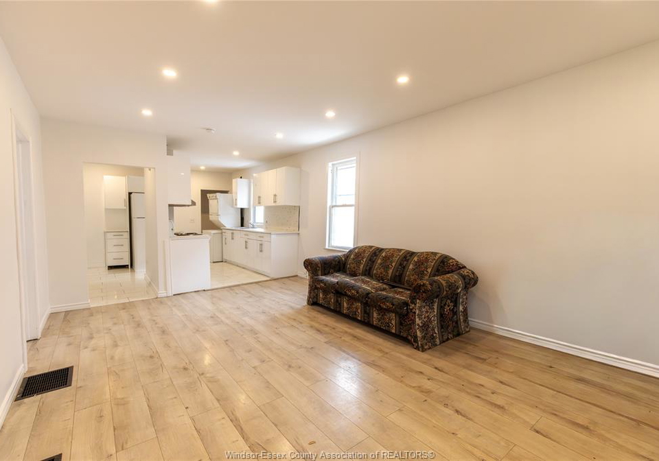 1025-curry-windsor-ontario-26013880