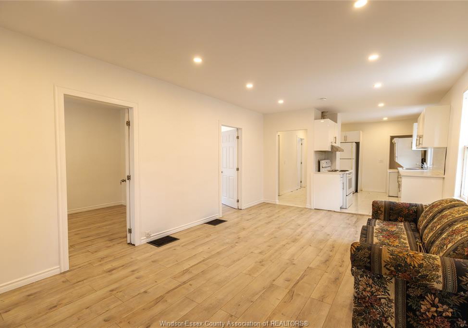 1025-curry-windsor-ontario-26013880