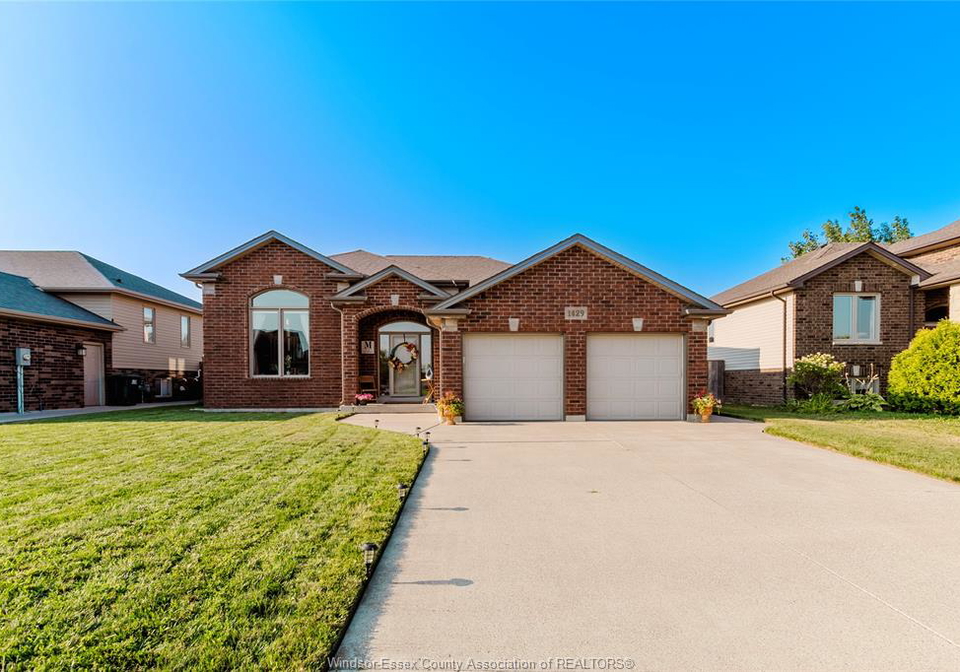 1429-oakwood-avenue-lakeshore-ontario-26013895