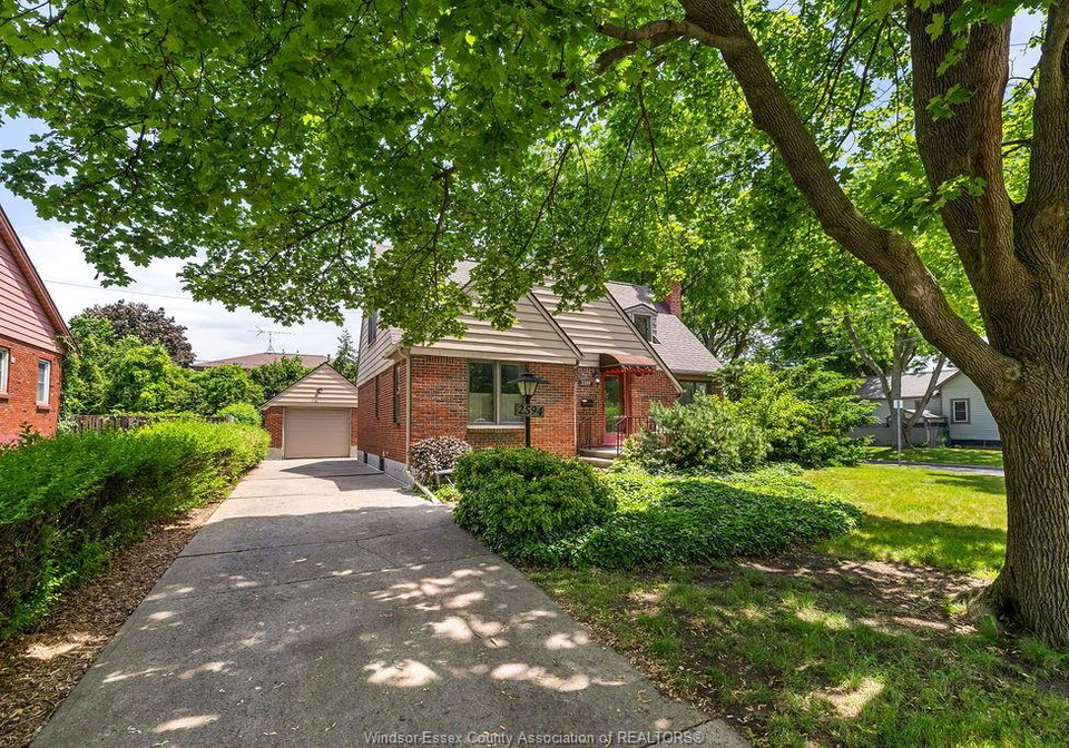 2594-buckingham-windsor-ontario-26013900