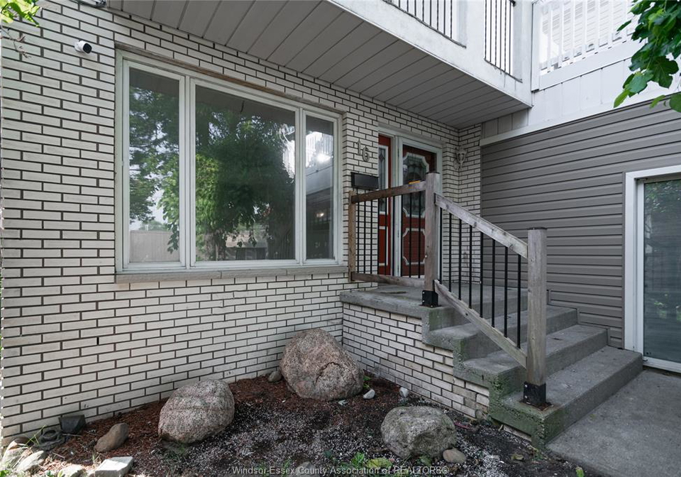16-eugenie-chatham-ontario-26013935