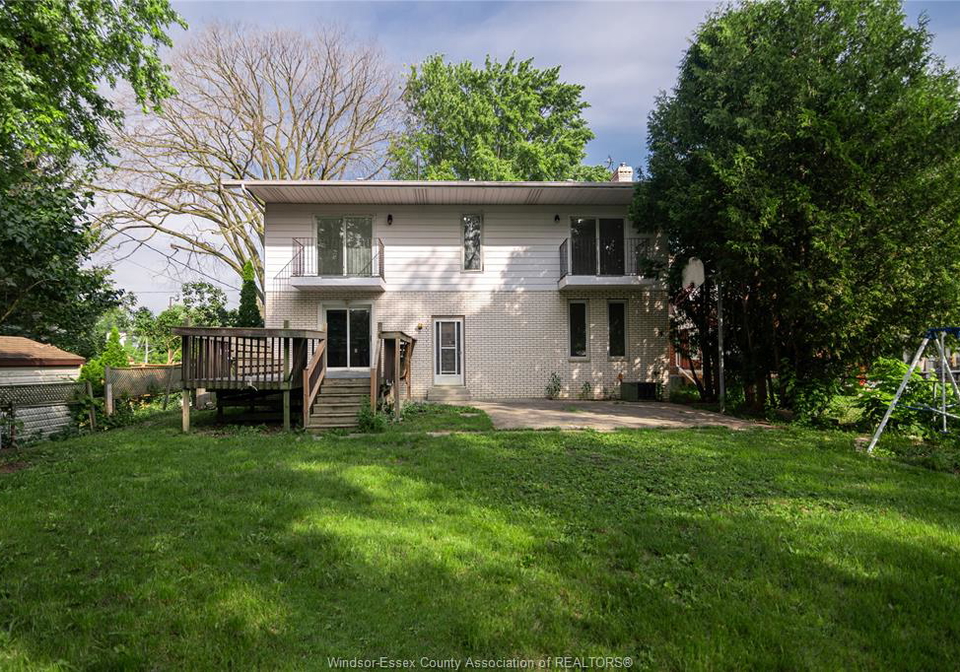 16-eugenie-chatham-ontario-26013935