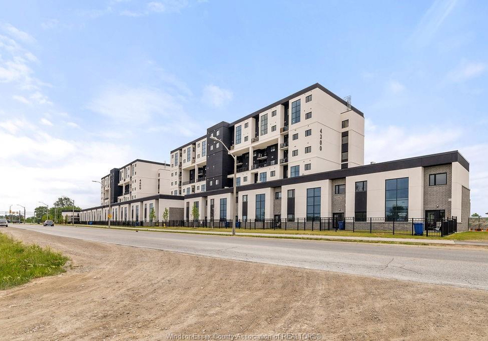 4300-laurier-parkway-lasalle-ontario-26013950