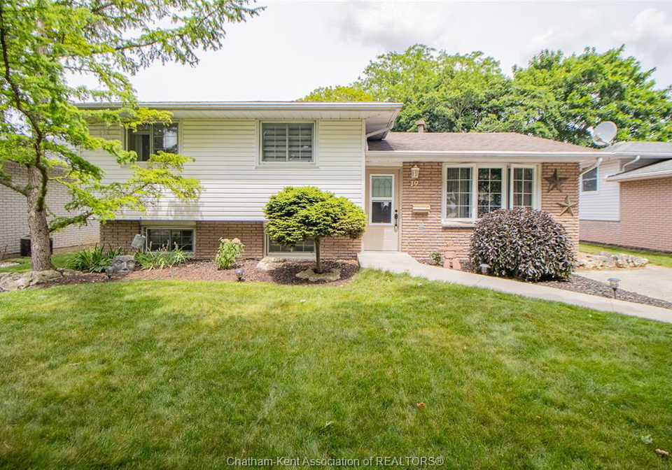19-kirkcaldy-place-chatham-ontario-26014003
