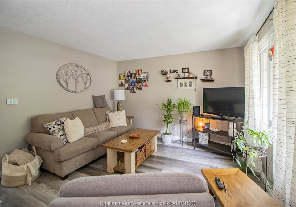 19-kirkcaldy-place-chatham-ontario-26014003