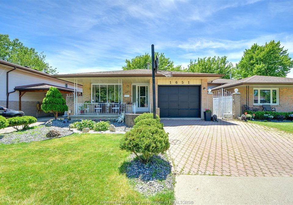 1651-courtland-windsor-ontario-26014080
