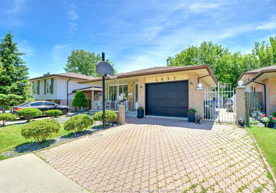1651-courtland-windsor-ontario-26014080