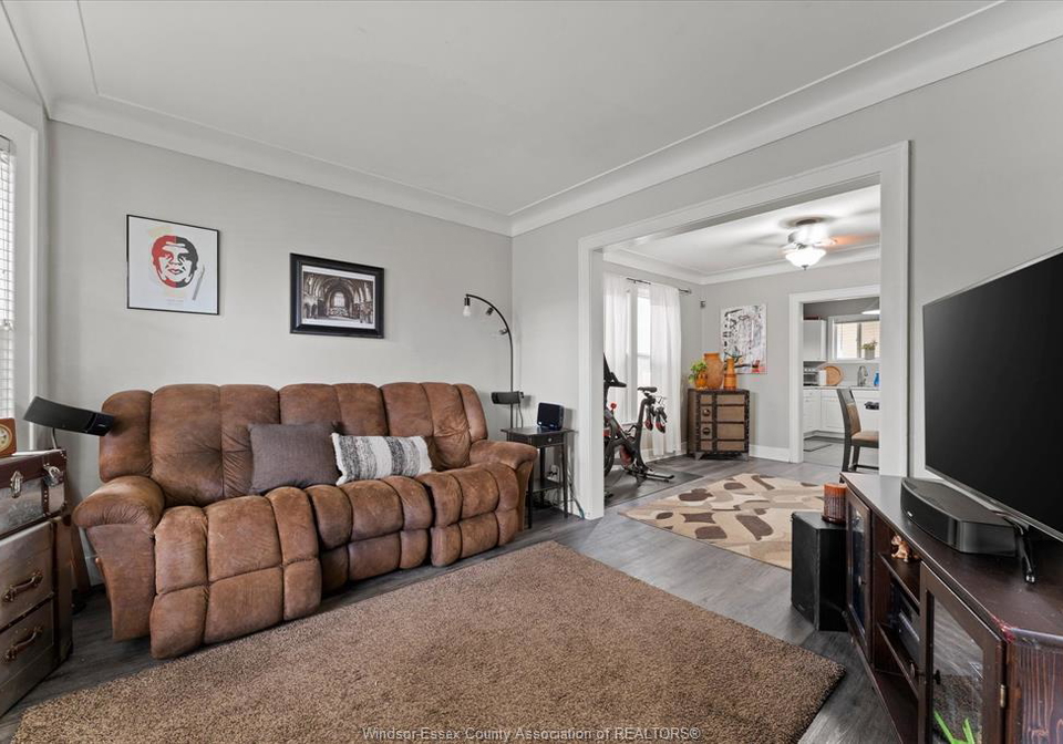 1056-gladstone-windsor-ontario-26014169