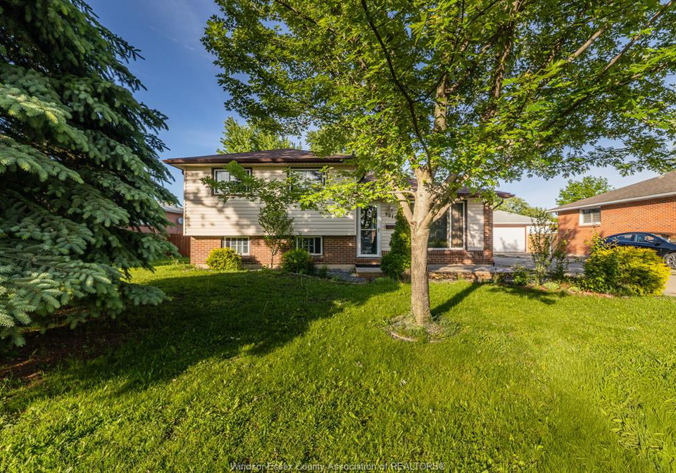 3018-grandview-street-windsor-ontario-26014221