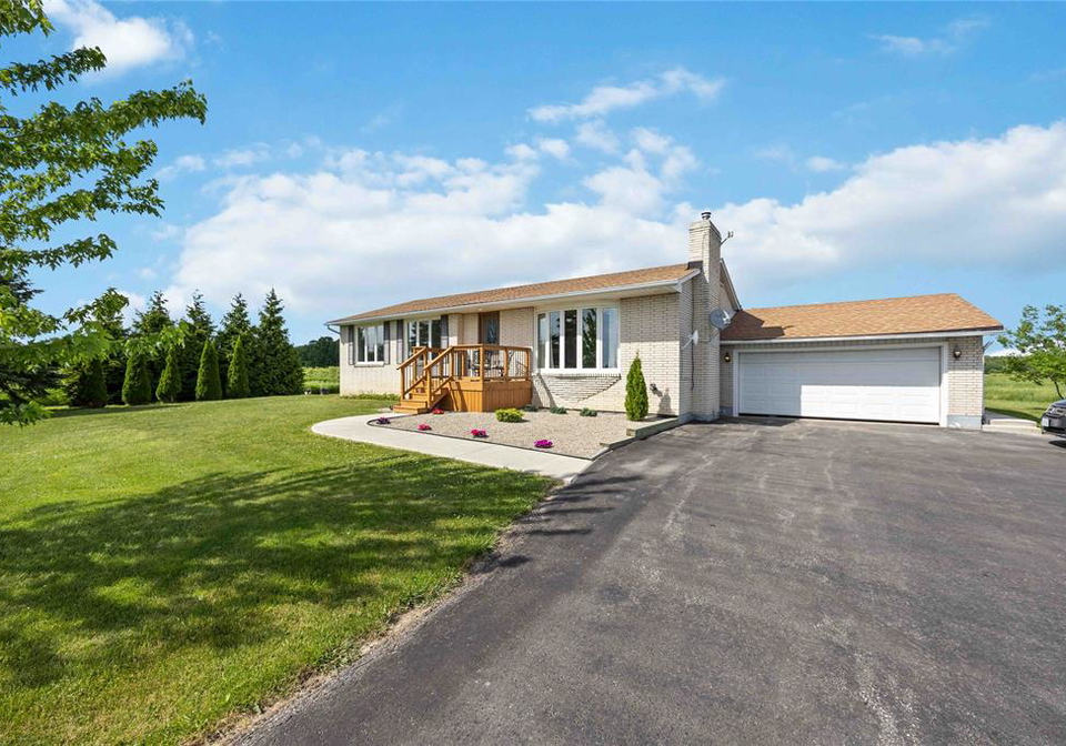 2380-plank-road-petrolia-ontario-26014226
