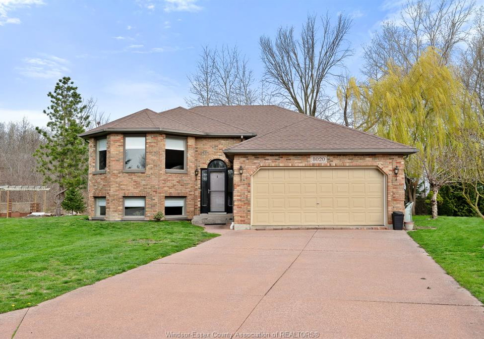 8020-gardiner-crescent-mcgregor-ontario-26014243