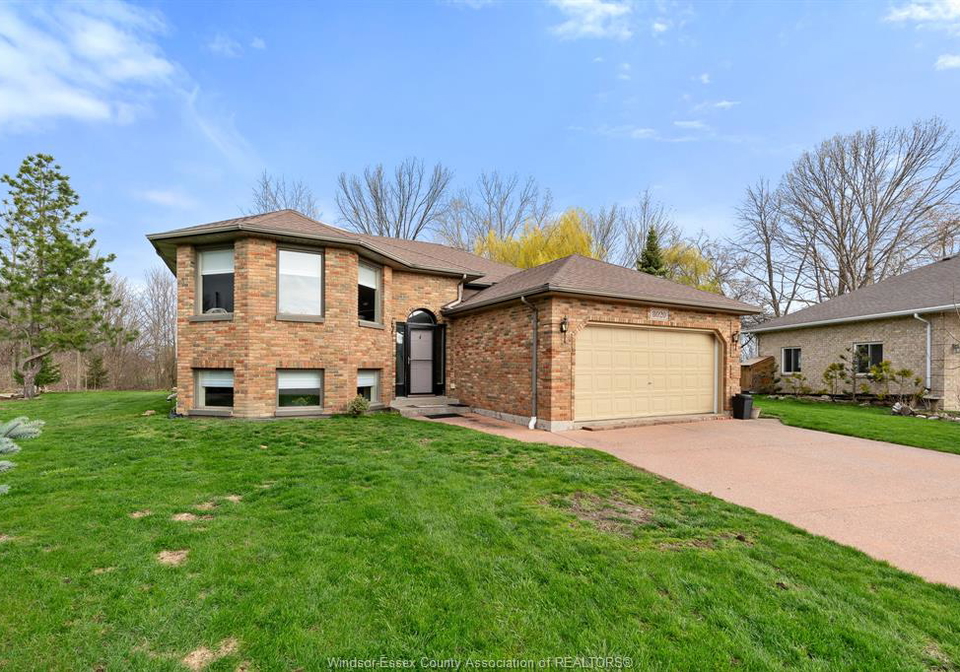8020-gardiner-crescent-mcgregor-ontario-26014243