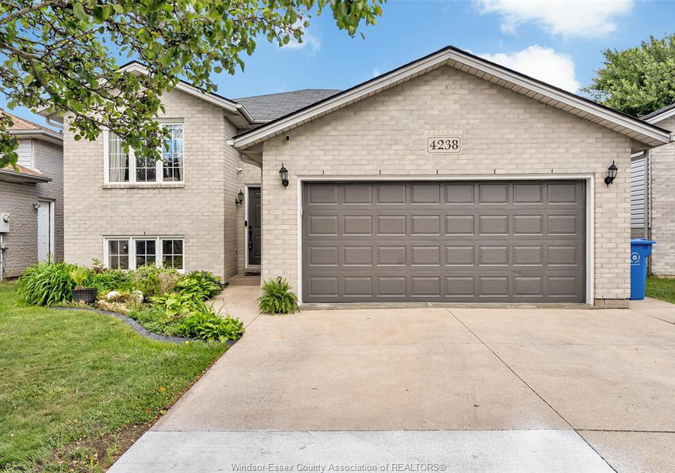 4238-sharon-windsor-ontario-26014255