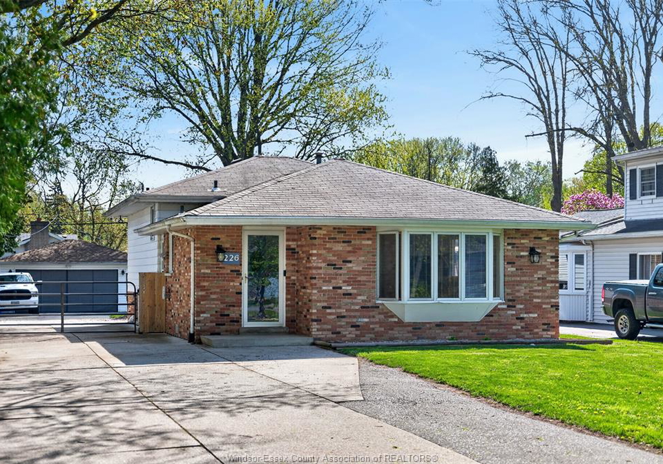 226-edgewater-boulevard-tecumseh-ontario-26014380