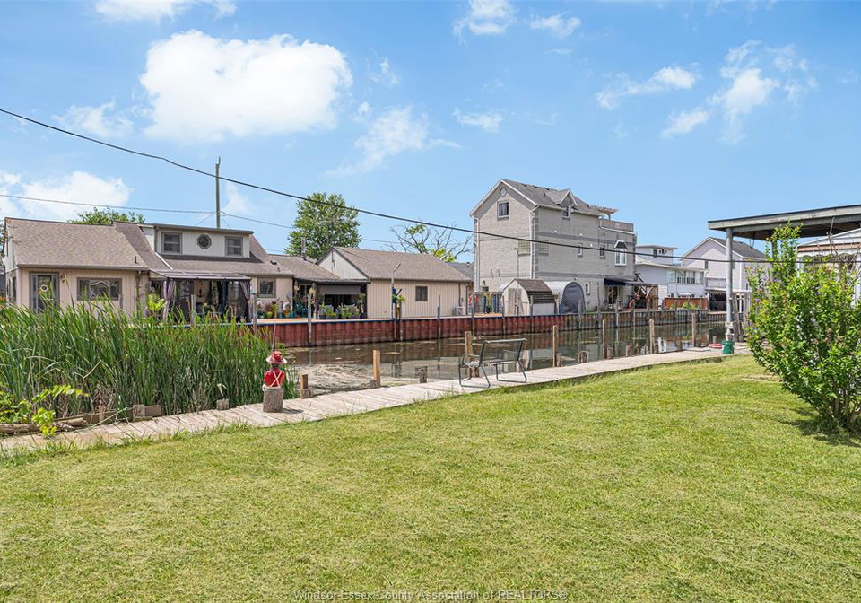 22-manhattan-street-lasalle-ontario-26014455