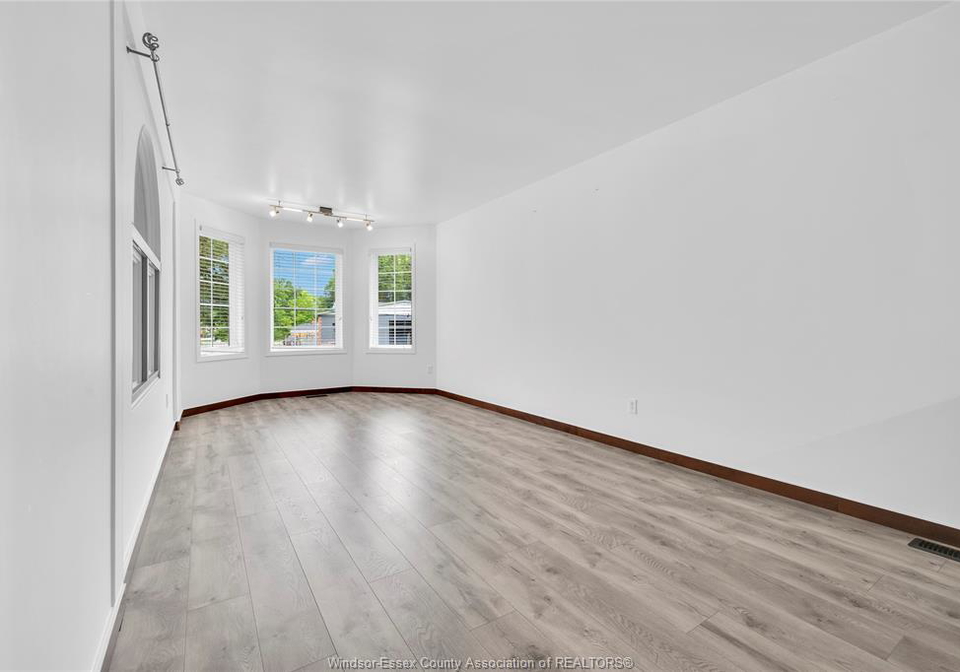 6860-matchette-lasalle-ontario-26014623