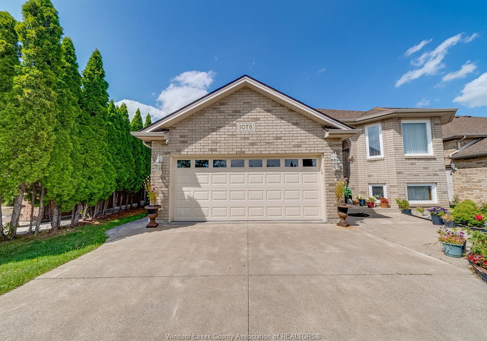 1078-imperial-windsor-ontario-26014628