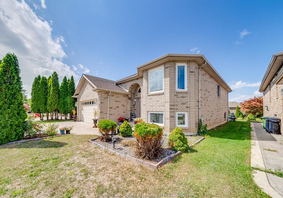 1078-imperial-windsor-ontario-26014628