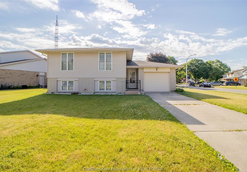 8-regal-place-chatham-ontario-26014731