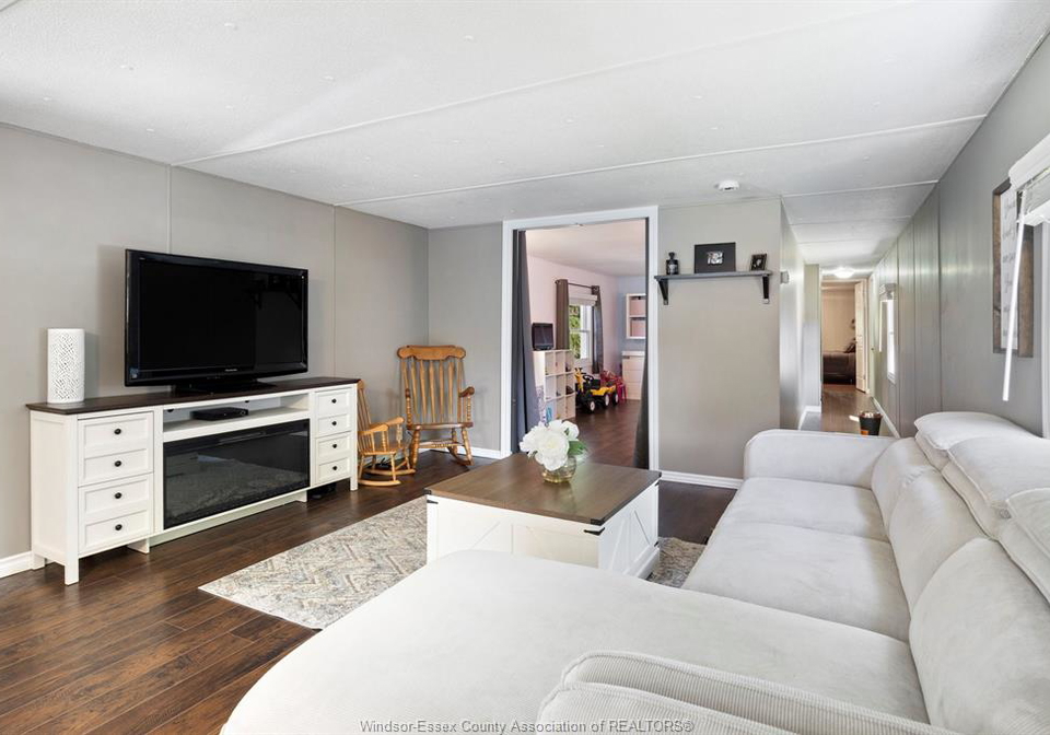 149-dana-essex-ontario-26014792