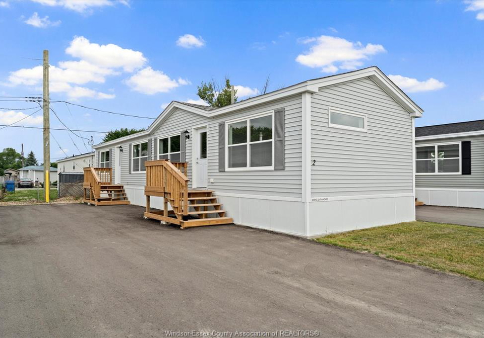 2-linda-lakeshore-ontario-26014976