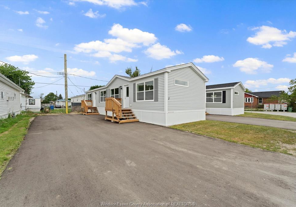 2-linda-lakeshore-ontario-26014976