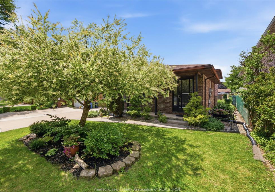 1705-southdale-windsor-ontario-26015014