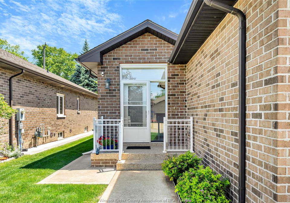 2526-olive-road-windsor-ontario-26015026