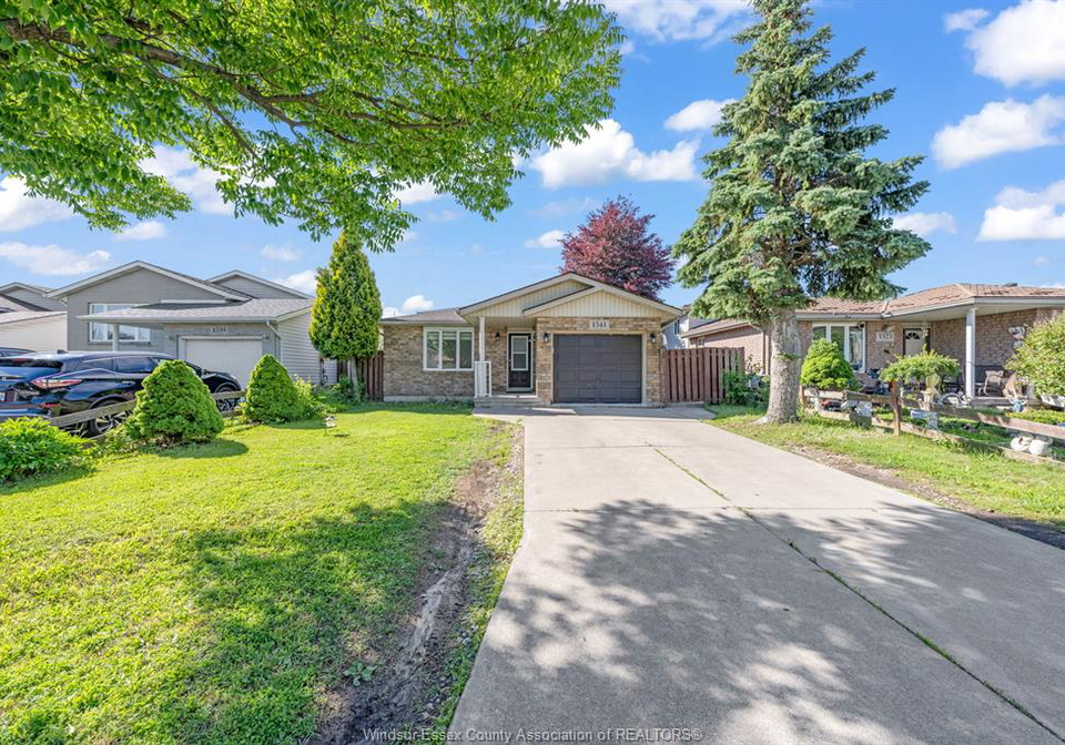 1541-foster-windsor-ontario-26015060