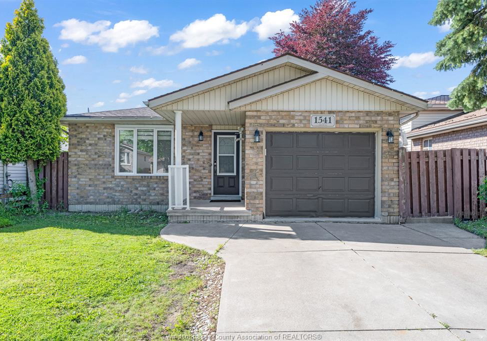 1541-foster-windsor-ontario-26015060