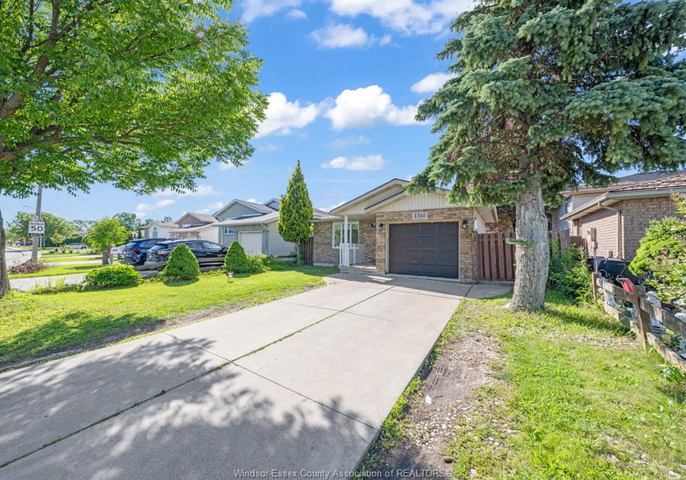 1541-foster-windsor-ontario-26015060