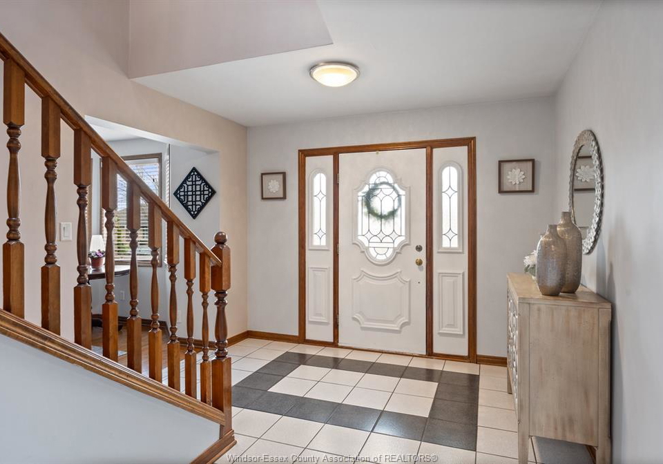 12314-funaro-crescent-tecumseh-ontario-26015062